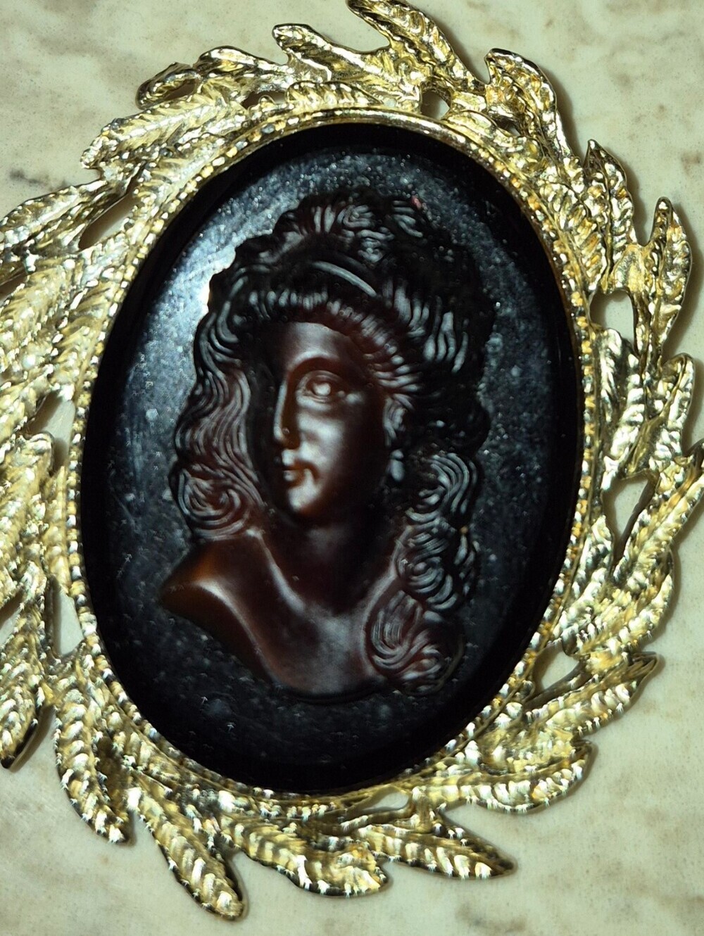 Vintage Golld Tone Cameo Designer Brooch - Picture 3 of 4